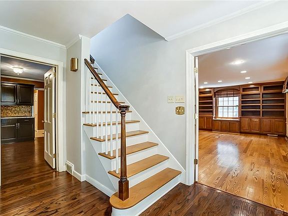 4th image of 880 W Main St