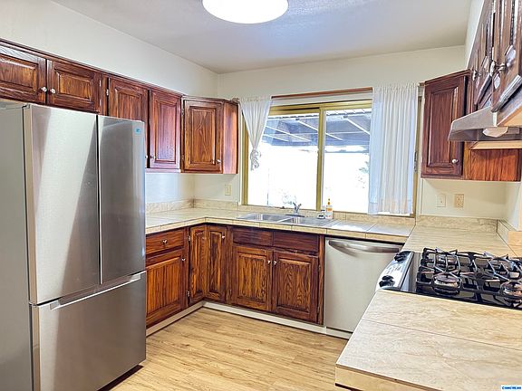 5th image of 901 E 40th St