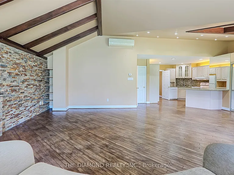 3927 Bloor St W — Photo 16