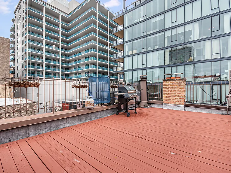 747 N Sedgwick St — Photo 15
