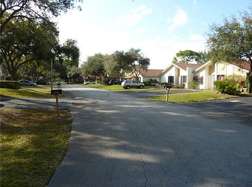 3rd image of 4104 Palm Forest Dr N