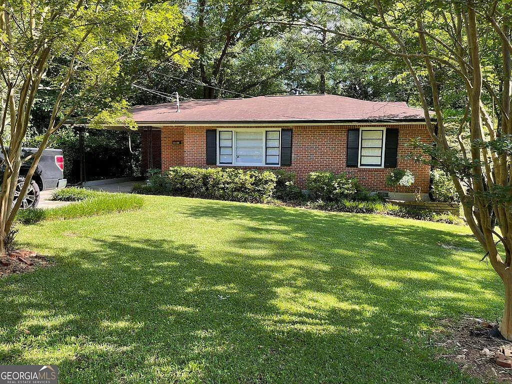 3 bed, 1.0 bath, 1012 sqft, $1,695 — Photo 2