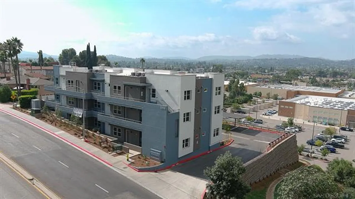 Building Photo - 1316 E Grand Ave #202