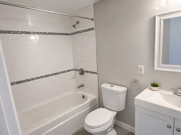 5th image of 1422 W Girard Ave #1F
