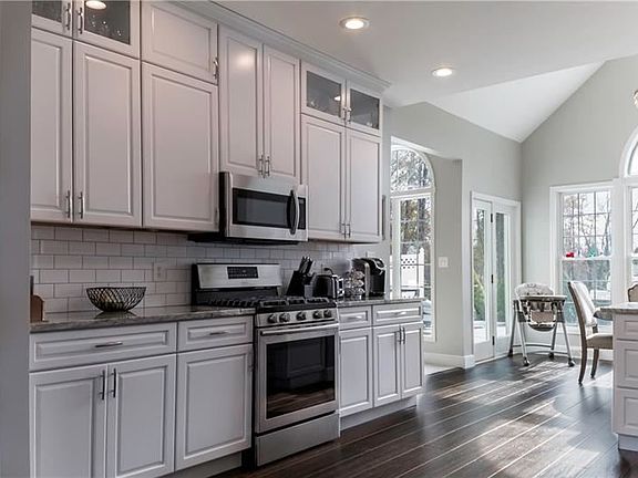 4th image of 3812 Amhurst Dr