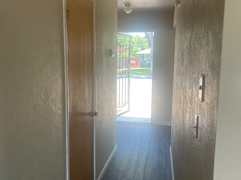 6706 N Alturas Ave — Photo 6