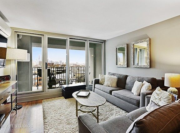 2nd image of 1960 N Lincoln Park West Ave #806