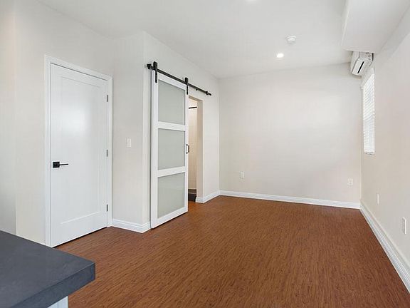 3rd image of 10820 Morrison St #11