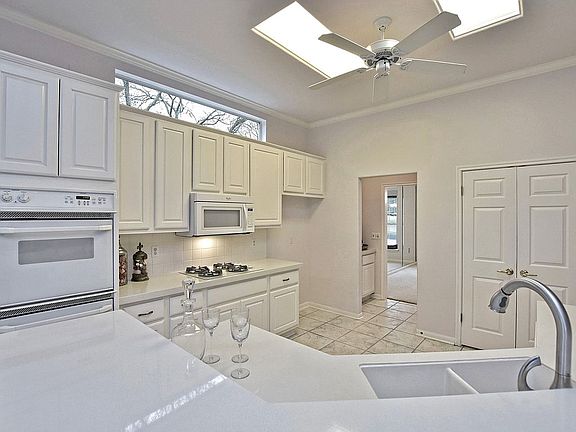 Kitchen- open, clean, fresh 