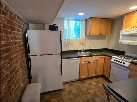 4th image of 322 D St NE #A