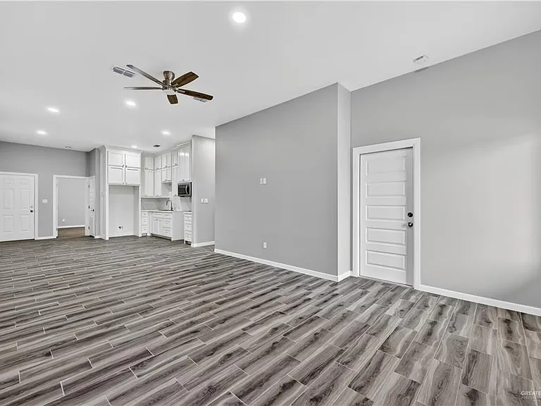 704 W 25th St — Photo 2