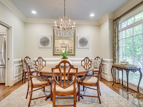 3rd image of 525 Queens Rd