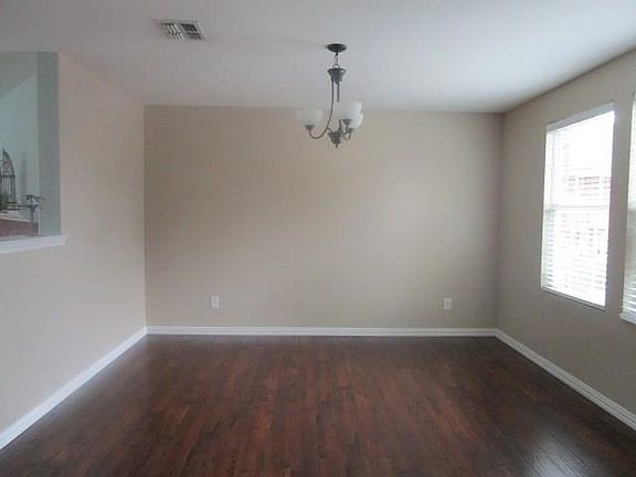 4th image of 910 Oakcrest Dr