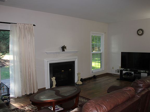 Living room with fireplace 