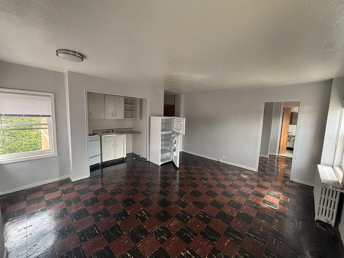 Building Photo - 7327 N Rogers Ave #504