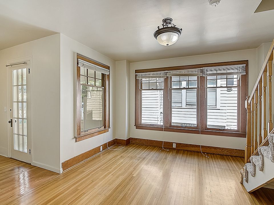 Entry/Living Room