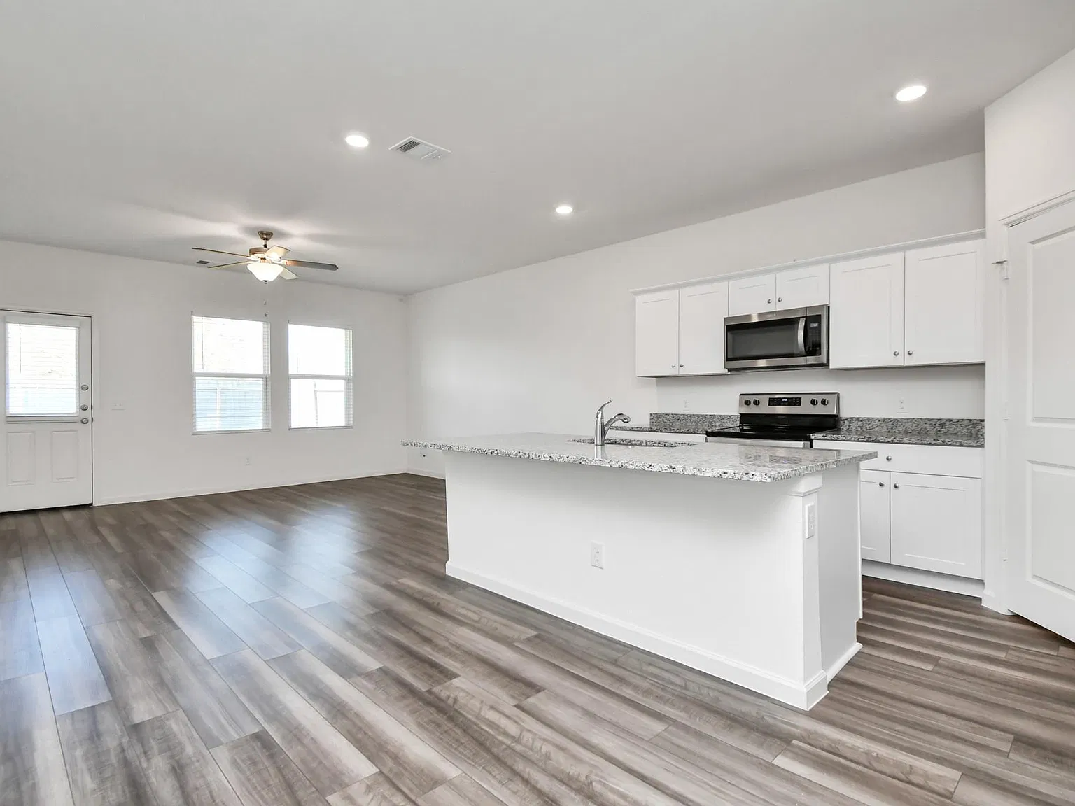 3 bed, 2.0 bath, 1212 sqft, $1,922 — Photo 4