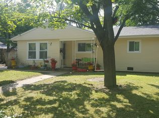 11 Sycamore Ave, Carpentersville, IL 60110