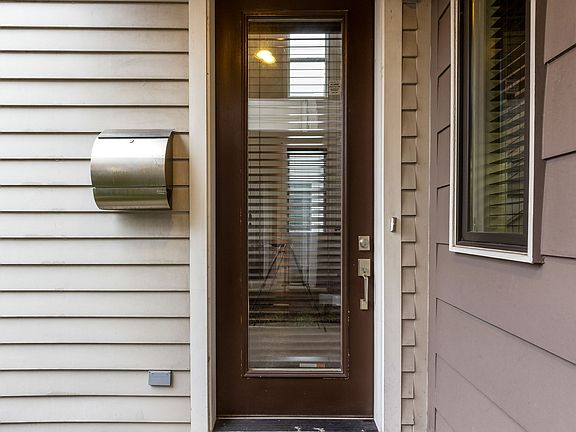 2nd image of 1072B 2nd Ave S