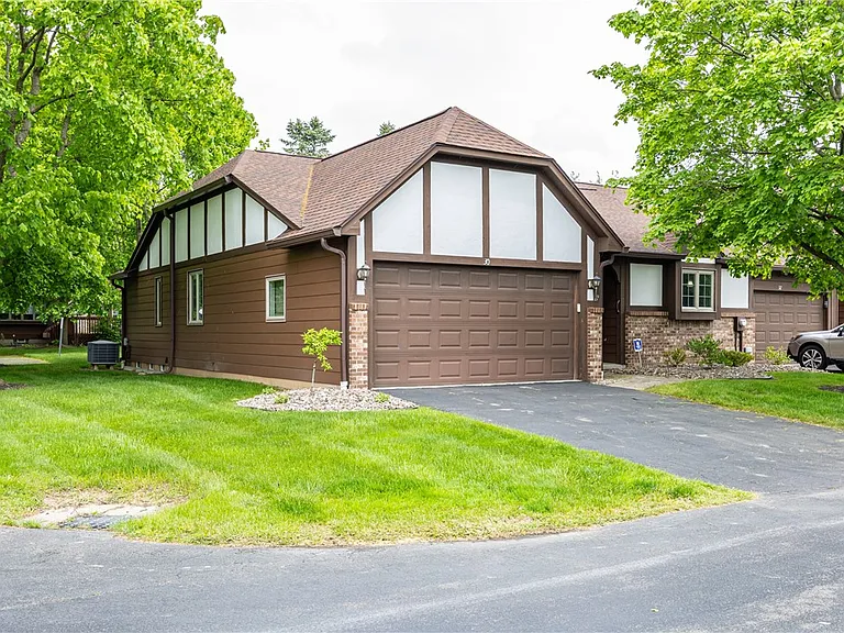 30 Cambridge Ct — Photo 2