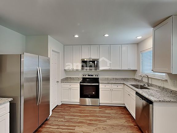 3rd image of 7919 Oak Pointe