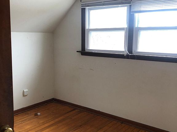 3rd image of 627 Georgian Dr