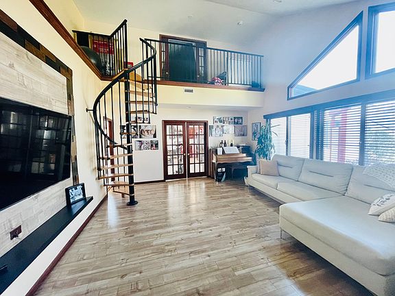 2nd image of 25 Plumtree Rd #2