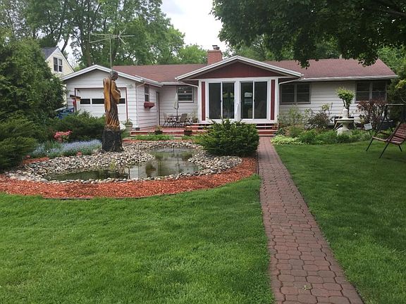 You wouldnt believe this home is located in the golden triangle for things to do.  So handy in location and so private for your enjoyment!