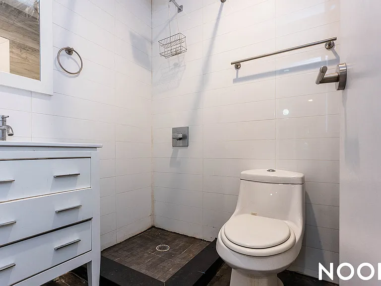 86 Menahan St #1R — Photo 8