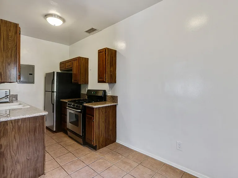 232 S Reeves Dr — Photo 11