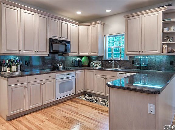 3rd image of 21 Hollow Ln