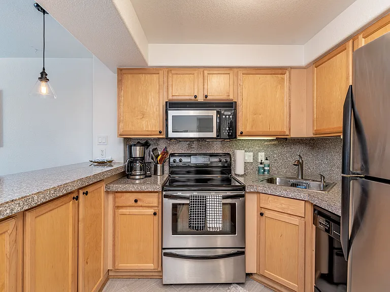 1833 N Williams St #504 — Photo 5