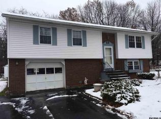 118 Springhollow Dr, Cohoes, NY 12047