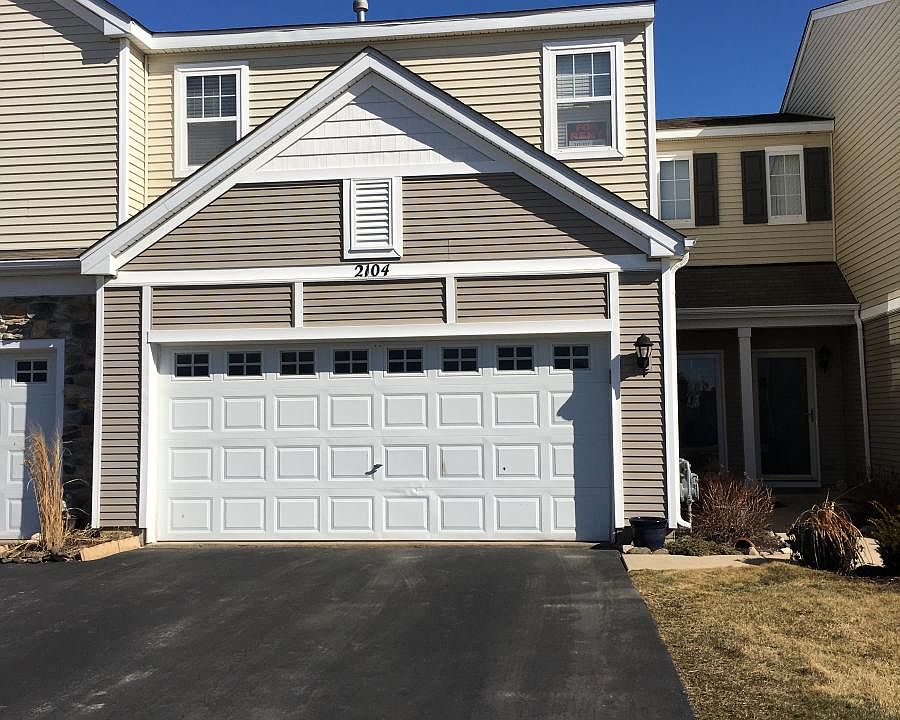 2-Story Townhouse w/ 2 car garage