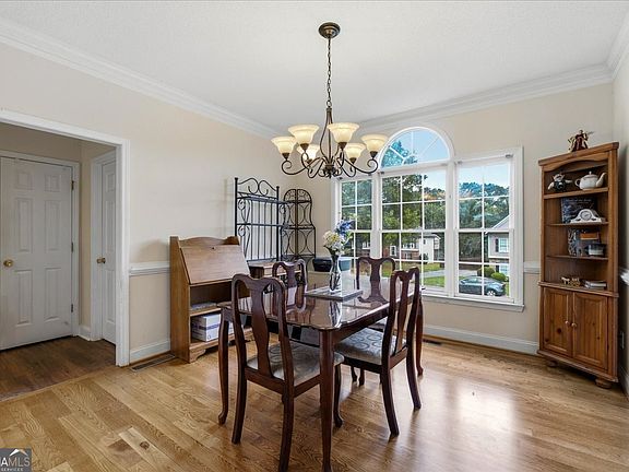 4th image of 16 Berkshire Dr NW