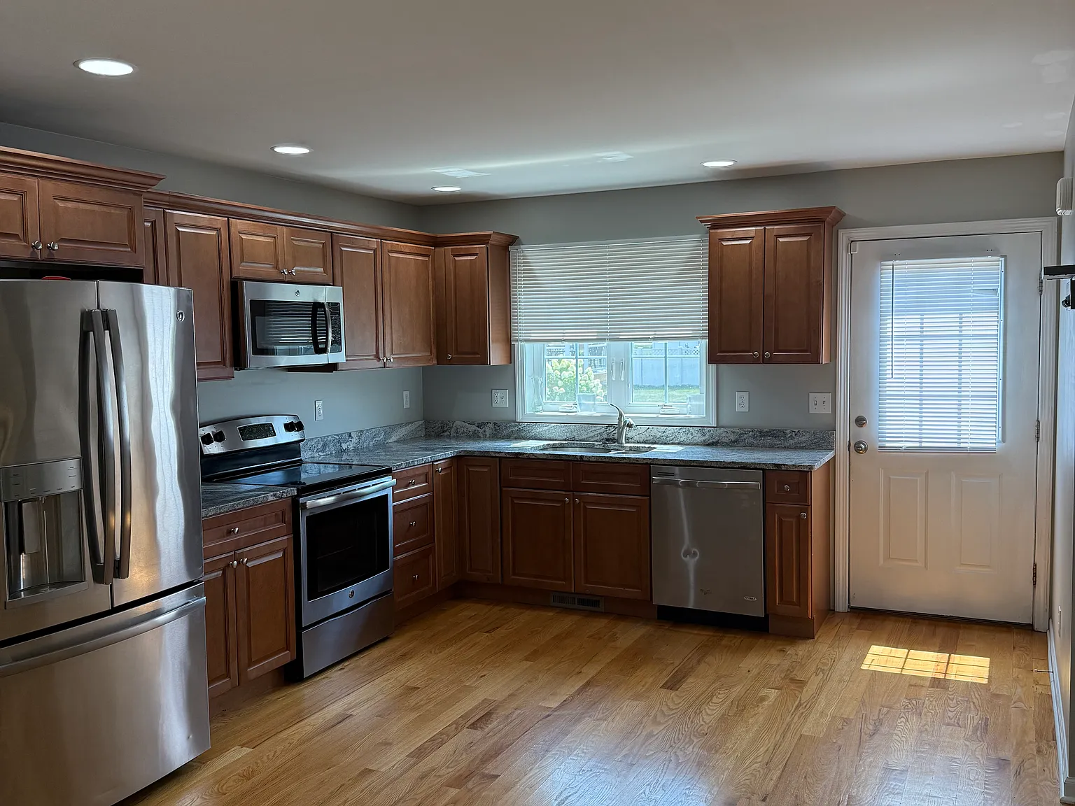 1 bed, 900 sqft, $1,900 — Photo 2