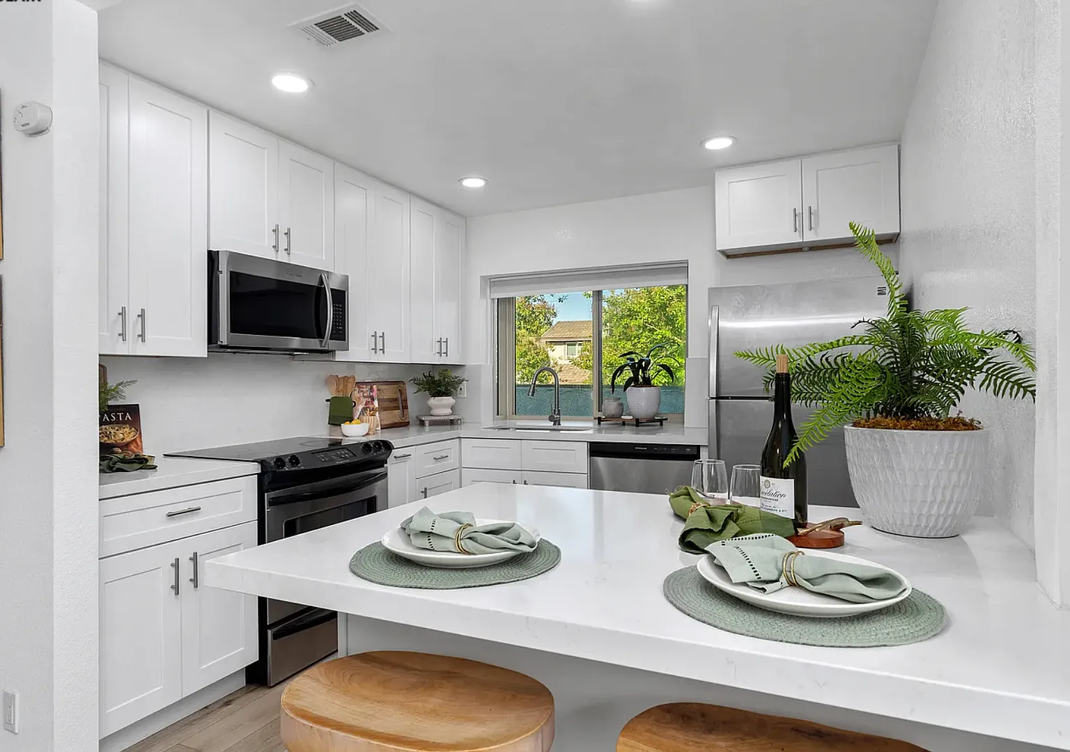 Beautiful Home in Highly Coveted Turtle Rock — Photo 3