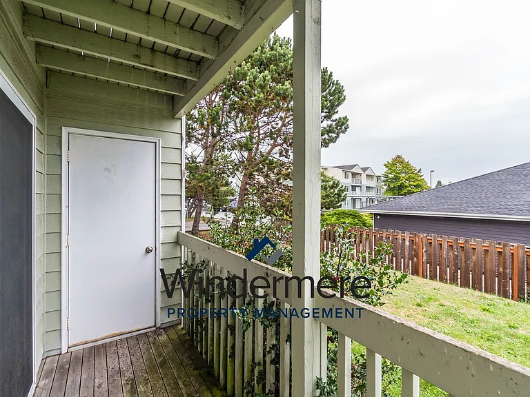 1576: 76 N Oak Harbor St — Photo 15