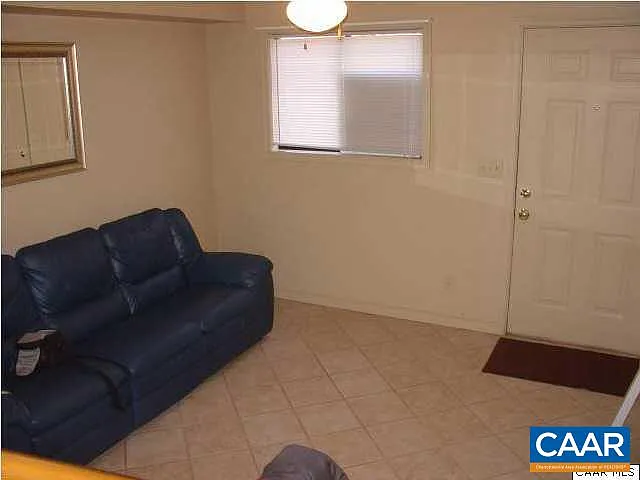 3 bed, 2.0 bath, 894 sqft, $3,000 — Photo 2