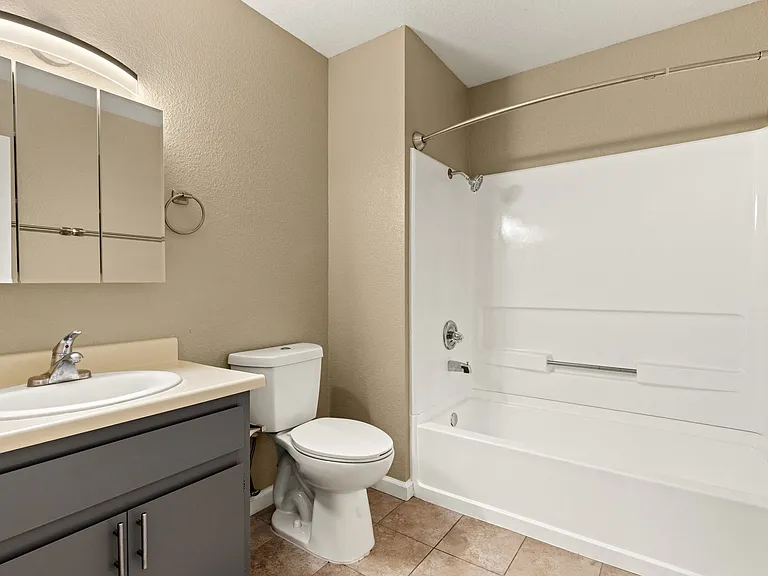Redwood Cove Apartments — Photo 25