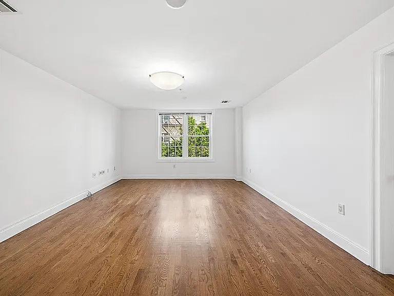 2 bed, 1050 sqft, $1,600 — Photo 4