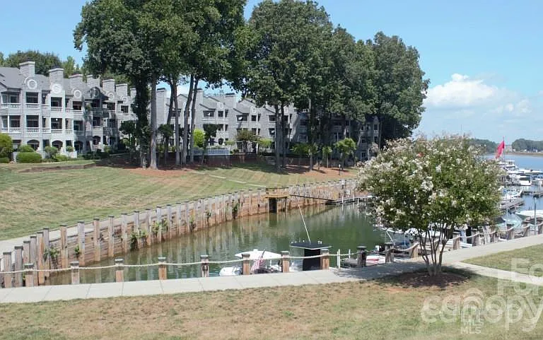 218 Northwest Dr — Photo 15