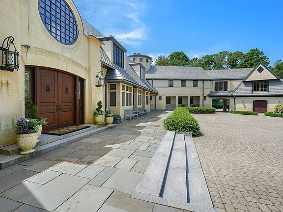 3rd image of 15 Claridge Dr