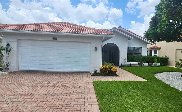 425 Fox Den Cir — Photo 2