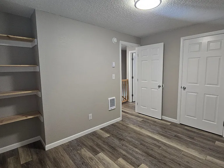 Catalina Apartments — Photo 15