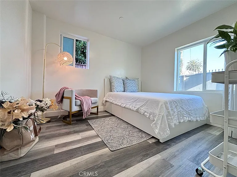 1280 W 37th Pl — Photo 2
