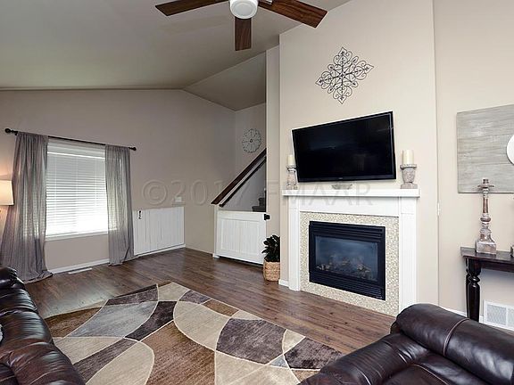 5th image of 462 Foxtail Dr E