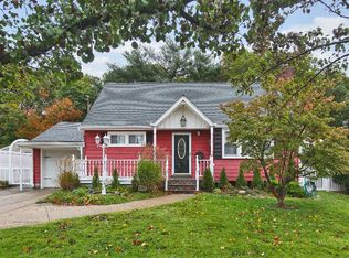 24 Leslie Ln, Massapequa, NY 11758