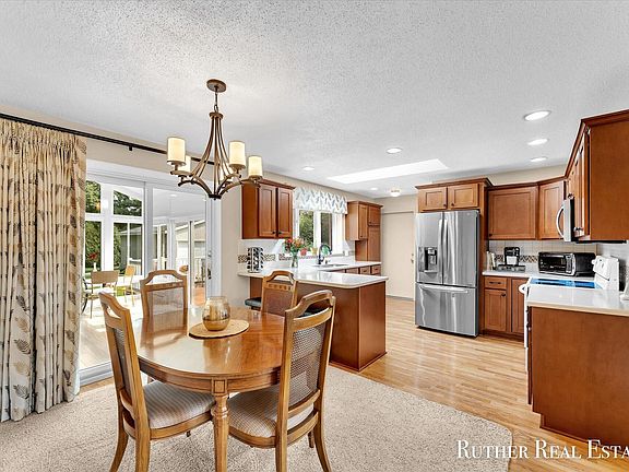3rd image of 2112 Emens Dr