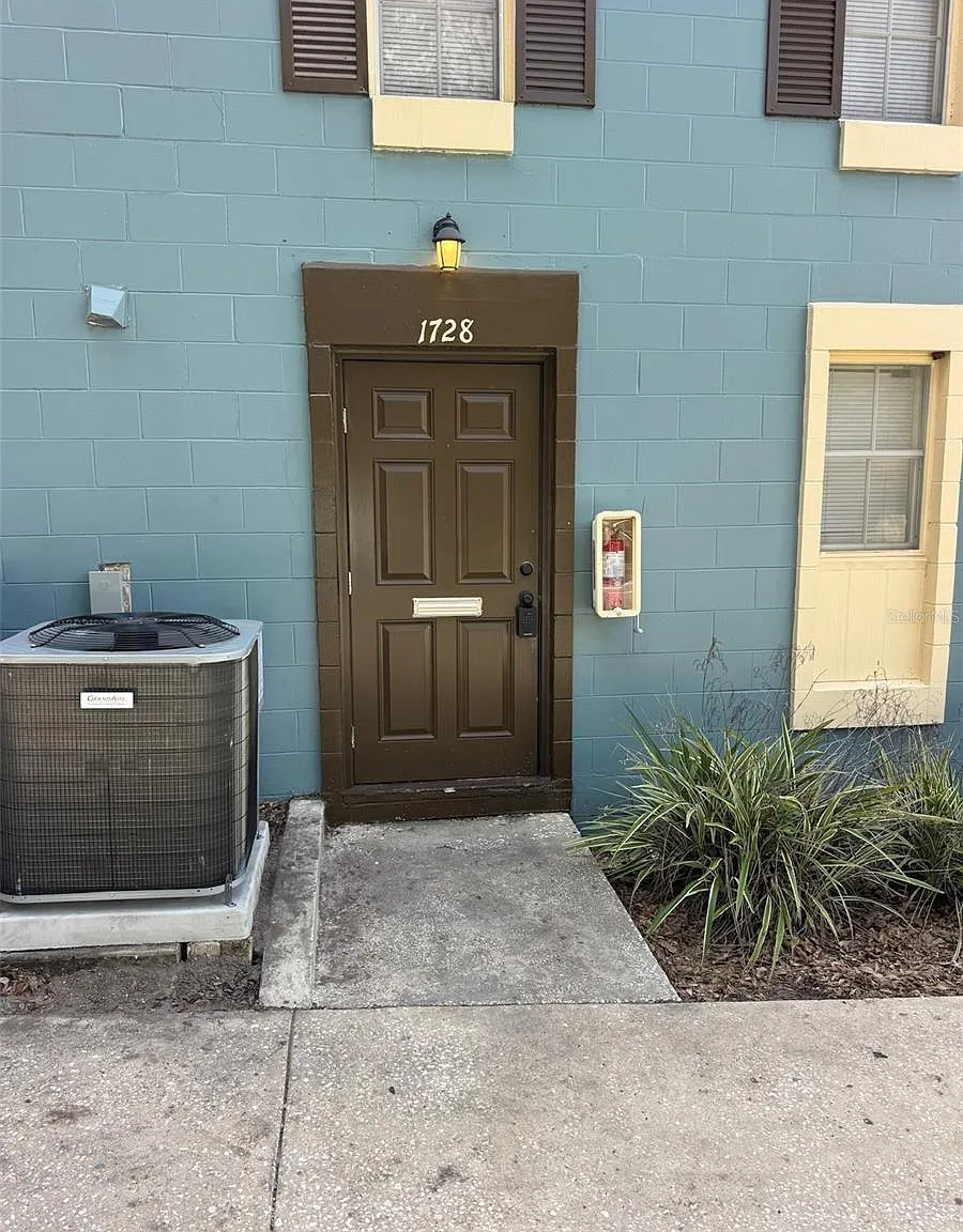 2 bed, 1.5 bath, 1200 sqft, $1,289 — Photo 2